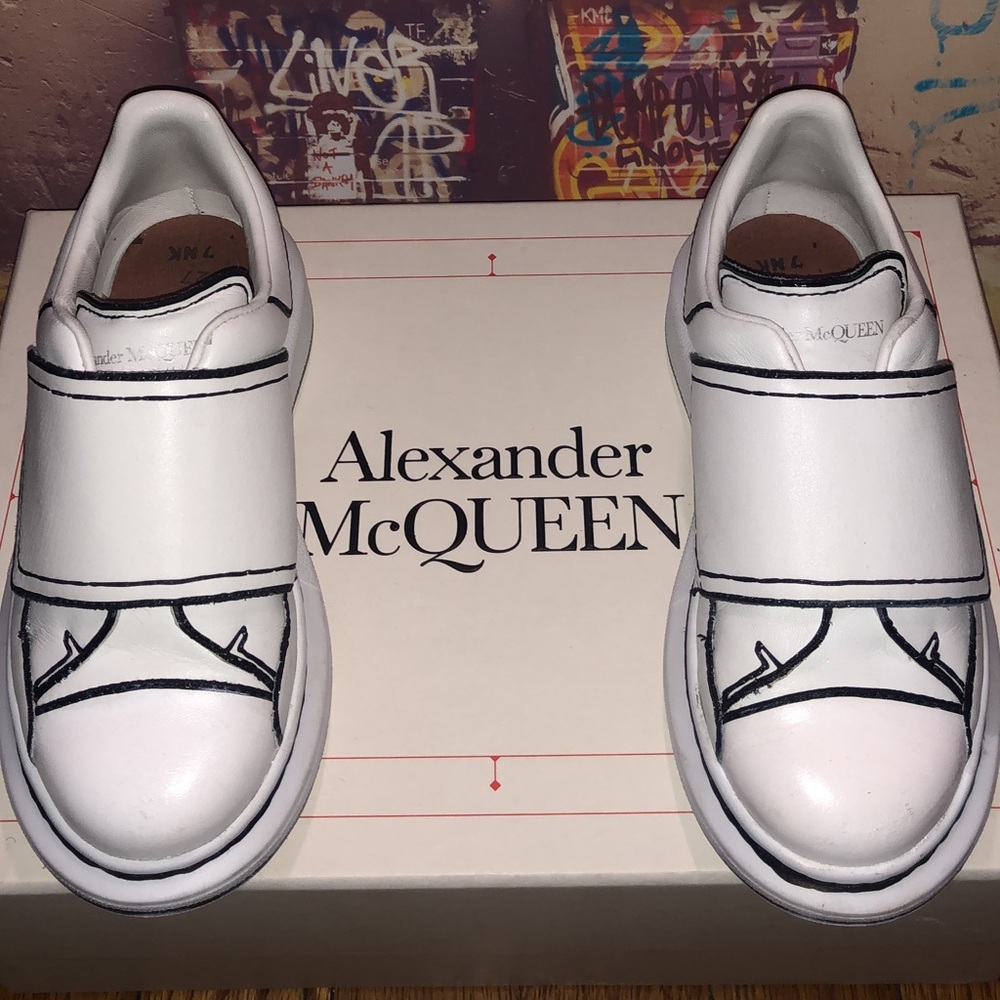 ALEXANDER McQUEEN OVERSIZED 27 UE (10C US                   WHITE BLACK OUTLINE